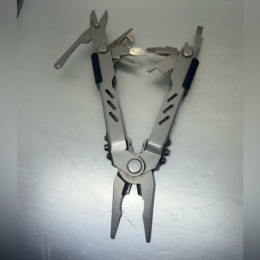 Gerber Multi-Tool Pliers With Scissors - image 2